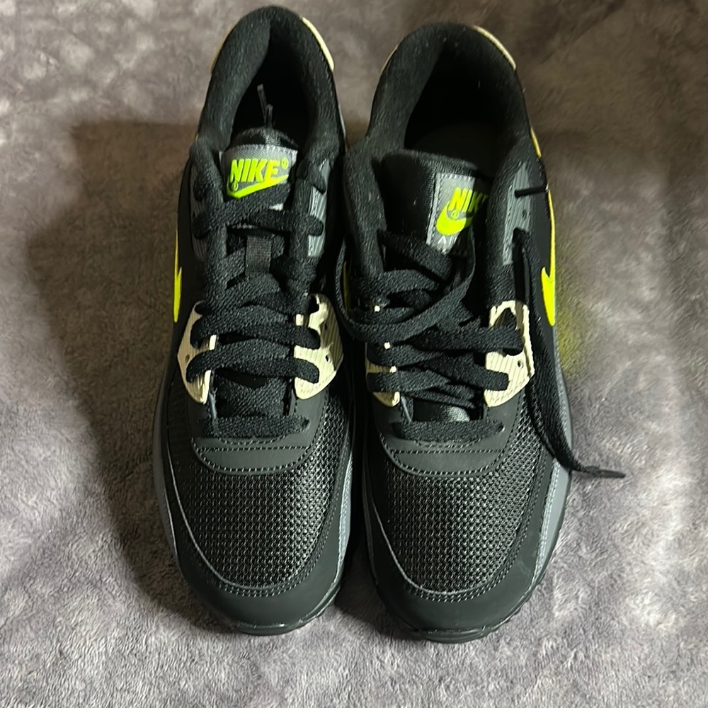 Nike Airmax 90 essential black/grey/ green new sneakers damaged box size 9